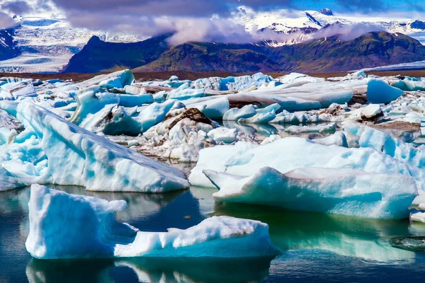 氷は火山灰に覆われている 白と青の氷山と氷の流れは 水に反映されます スカフタフェル公園のラグーン ジョクルサウロン アイスランド 極端な写真観光の概念 — ストック写真