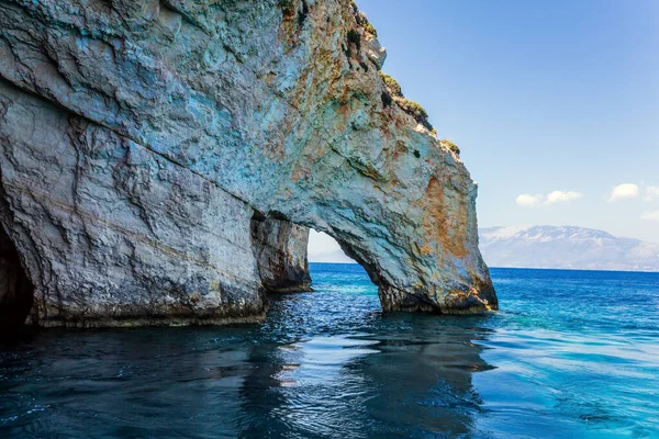 Plavba Jachtě Podél Malebného Ostrovního Pobřeží Jasně Modrá Mořská Voda — Stock fotografie