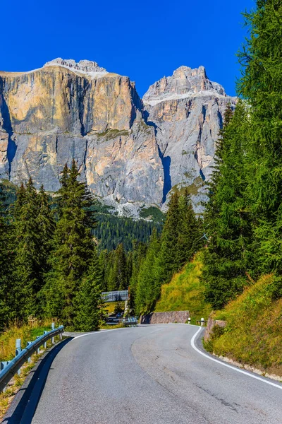 Majestátní Bílé Hory Skály Cesta Vede Mezi Vápencem Dolomitovými Skálami — Stock fotografie