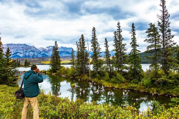 Jezera Jedle Hory Kanady Muž Taškou Fotky Fotografuje Krásnou Krajinu — Stock fotografie