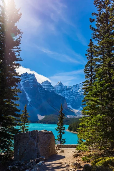 Agua Turquesa Del Frío Lago Moraine Provincia Alberta Rockies Canadienses —  Fotos de Stock