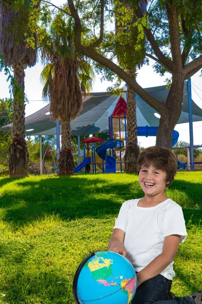 Ragazzo Bello Affascinante Ride Allegramente Tenendo Globo Tra Mani Parco — Foto Stock