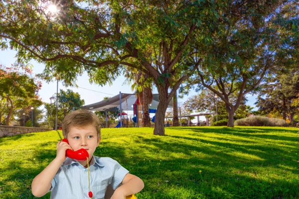 Zielony Zacieniony Park Czarujący Blondyn Niebieskimi Oczami Rozmawiający Przez Czerwony — Zdjęcie stockowe