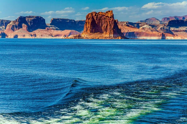 乘坐游船游览鲍威尔湖 鲍威尔湖 Lake Powell 是美国科罗拉多河上的一个水库 风景如画的湖水蓝色的水 在岩石的红色砂岩 积极旅游和摄影旅游的概念 — 图库照片