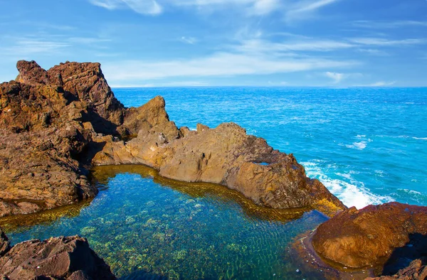 エキゾチックで生態系の観光の概念 滑らかな水で小さな湾 大西洋の石の海岸 マデイラ火山島 — ストック写真
