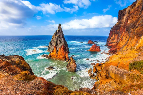 Kör Edici Gün Ortası Güneşi Kayalık Sahili Aydınlatıyor Madeira Atlantik — Stok fotoğraf