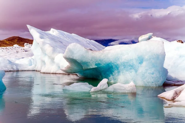 Jokulsaurloun 冰岛最大的冰川泻湖 白色和蓝色的冰山和浮冰堆积在冷水中 夏天的清晨很冷 极端旅游 北方旅游和摄影旅游的概念 — 图库照片