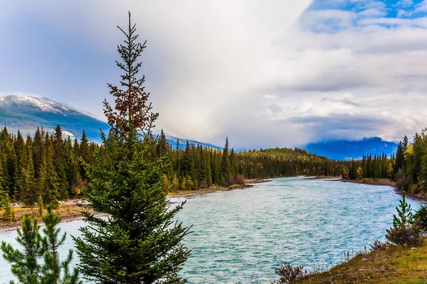Kanada Kayalıkları Nda Grand Autumn Dağlar Arasındaki Pitoresk Göl Renkli — Stok fotoğraf