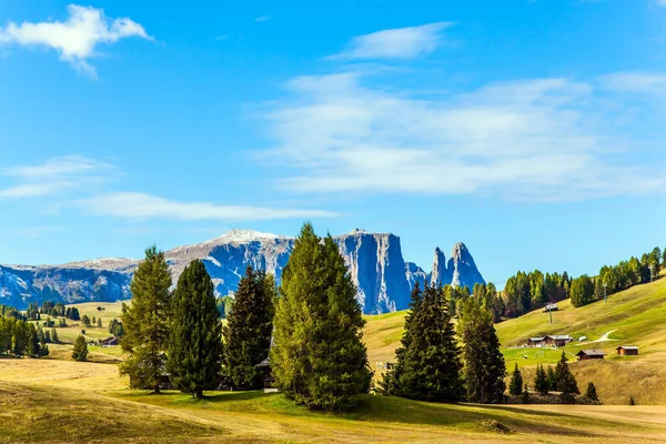 アルプ シウシは イタリアのドロミテにある魅力的な高原です ハイキングや写真を撮るための美しい晴れた日 アルパイン羊飼いの小屋 ウォーキング 生態系と写真観光の概念 — ストック写真