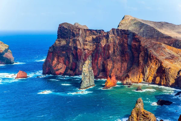 大西洋中的岛屿 马德拉岛的西海岸 红色的岩石 蔚蓝的海浪 中午耀眼的阳光照亮了岩石的海岸 Concept Active Ecological Photo — 图库照片