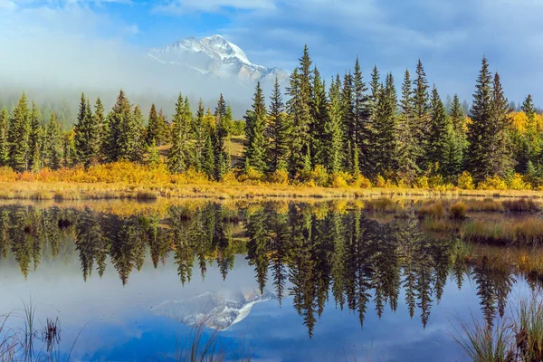 加拿大落基山脉 帕特里夏湖中的蓝水反映了金字塔山脉的雪峰 生态和摄影旅游的概念 — 图库照片