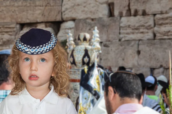 ブロンドの側のカールと青い目をしたハンサムな男の子 頭皮で 寺の西壁 秋のユダヤ人の休日のスコット ユダヤ人は祈りのためにトーラースクロールをもたらしました — ストック写真