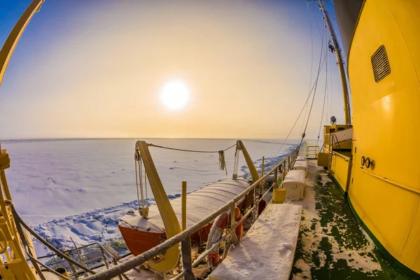 Der Streifen Eiskrümel Breitet Sich Hinter Dem Eisbrecher Aus Der — Stockfoto