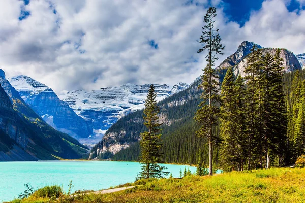 Der See Mit Azurblauem Wasser Ist Von Bergen Und Wäldern — Stockfoto