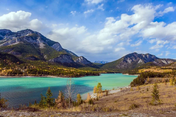 Weelderige Veelkleurige Herfst Canadese Rockies Het Dal Azuurblauwe Ijskoude Water — Stockfoto
