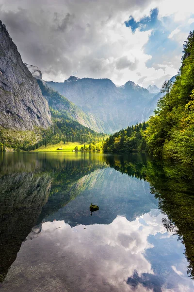 科尼格斯山湖在巴伐利亚看到了绝妙的美景 在一个明亮的秋日 高高的云彩和蓝天映衬在冷水中 生态和光旅游的概念 — 图库照片