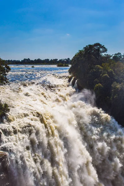 在维多利亚国家公园 瀑布位于赞比亚与津巴布韦交界的赞比西河畔 极端和摄影旅游的概念 — 图库照片