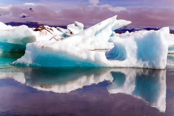 アイスランド最大の氷河湖であるジョクルサウロン Jokulsaurloun 氷河のラグーンで寒い初夏の朝 アクティブ 極端な北部と写真の観光の概念 — ストック写真