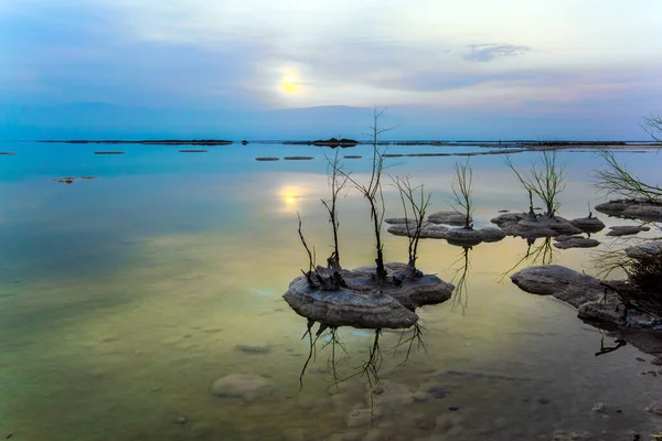 冬天的黎明死海 以色列 在水里用蒸发的盐做成的小岛 太阳反射在海水中 医疗和摄影旅游的概念 — 图库照片