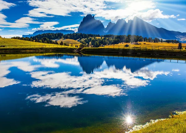 Krásný Slunečný Letní Den Kopcovitém Údolí Alpe Siusi Itálie Vodě — Stock fotografie