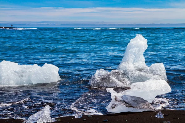 Slavná Oblázková Pláž Černým Pískem Surf Přináší Velké Kusy Ledu — Stock fotografie