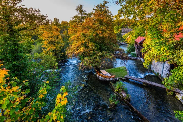 クロアチア スランジ コラナ川の水路の上に素晴らしい公園 田舎の木造家屋は小さな橋で結ばれている 生態観光と写真観光の概念 — ストック写真