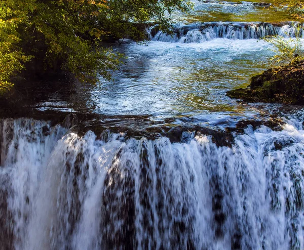 去克罗地亚的旅行 Slunj这个肮脏的小镇科拉纳河上瀑布的巨大瀑布瀑布 森林环绕着河流 积极和摄影旅游的概念 — 图库照片