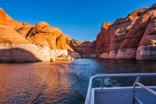 Antelope Canyon 乘坐游船在一个人工湖上游览鲍威尔 花岗岩悬崖 红色砂岩露头 科罗拉多河 积极旅游和摄影旅游的概念 — 图库照片