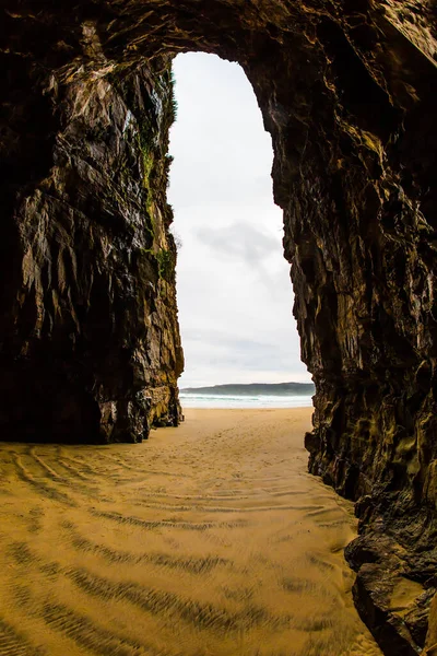 远道而来的一个神奇的国家 神奇的新西兰 南岛美丽的太平洋海岸 只有在海潮时才开放的沿海洞穴 异国情调 积极和光旅游业的概念 — 图库照片