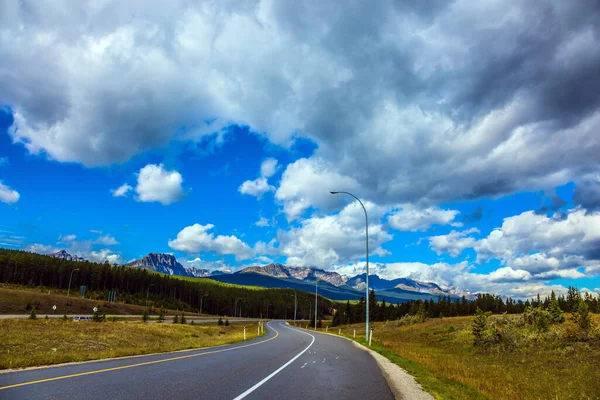 Excelente Carretera Cruza Las Rocosas Canadienses Puesta Sol Las Nubes —  Fotos de Stock