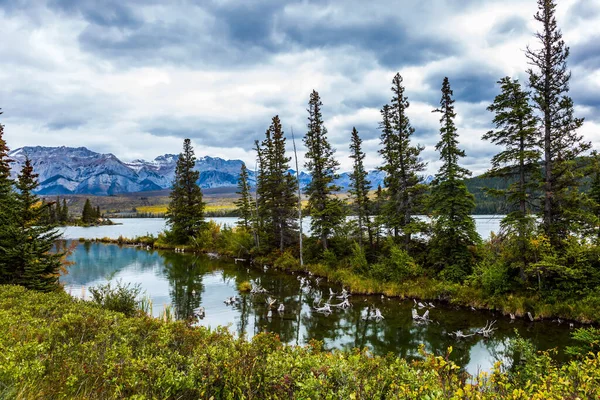 Den Molniga Himlen Reflekteras Vackert Den Släta Vattenytan Dalen Längs — Stockfoto