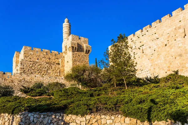 暑い夏の日没 エルサレムの城壁の記念碑 壁の高さは12メートルです 古代の城塞 ダビデの塔 歴史的 宗教的 巡礼的 写真観光の概念 — ストック写真