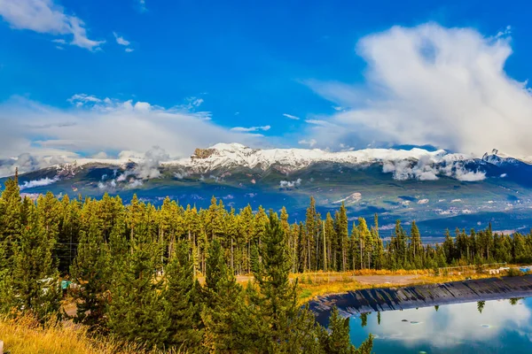 Het Meer Tussen Besneeuwde Bergen Naaldbossen Donderwolken Kolken Lucht Scenic — Stockfoto