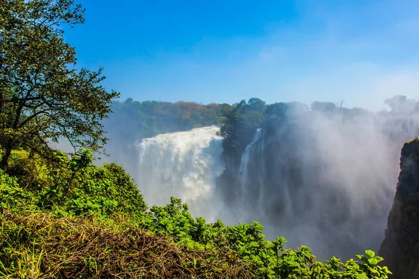 维多利亚瀑布位于赞比西河畔 巨大的水雾笼罩在瀑布之上 雨季过后的旅程 极端旅游和摄影旅游的概念 — 图库照片