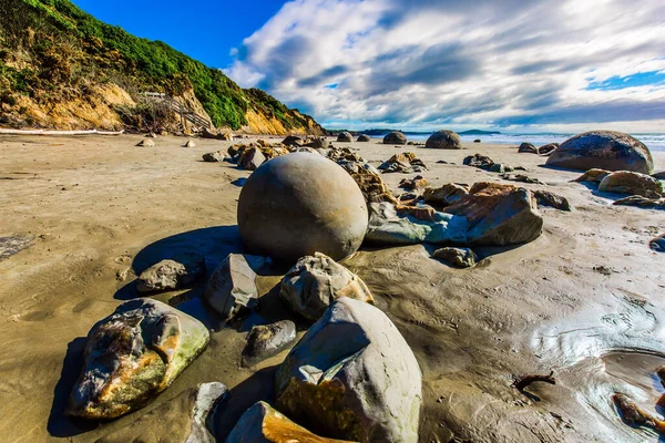 太平洋的低潮 一系列神秘的圆卵石莫拉基和它们破碎的残余在沙滩上 新西兰 受欢迎的旅游胜地 异国旅游和生态旅游的概念 — 图库照片