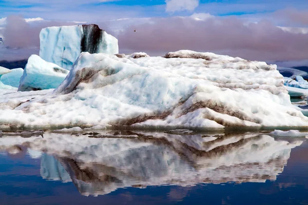 Islândia Lagoa Jokulsaurloun Gelo Está Coberto Cinzas Vulcânicas Alguns Lugares — Fotografia de Stock