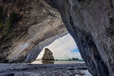  Katedral Koyu 'nda okyanus gelgiti. Yeni Zelanda 'ya git. Hayatının geri kalanı boyunca macera. Egzotik, ekolojik ve fotoğraf turizmi kavramı