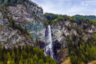  Avusturya Alpleri 'nde yol kenarında güçlü bir şelale var. Grossglockner Alpine Yolu 'nu geziyor. Ekolojik, aktif ve fotoğraf turizmi kavramı