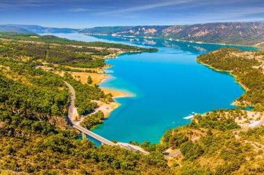 Verdon Nehri, Provence Alpleri, Fransa. Verdon Kanyonu 'ndaki nehir akıntısı. Gök mavisi sularda büyüleyici bir yolculuk. Ekolojik ve aktif turizm kavramı