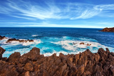  Atlantik 'in kayalıkları güzel kıyılar. Efsanevi Madeira adasına büyülü bir yolculuk. Egzotik ve ekolojik turizm kavramı