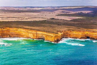  Manzaralı sahil şeridi. Fotoğraf bir helikopterden çekildi. Büyük Okyanus Yolu ve On İki Havari Pasifik kıyısında bir grup kireçtaşı kayalığı. Avustralya. Ekstrem, aktif ve fotoğraf turizmi kavramı