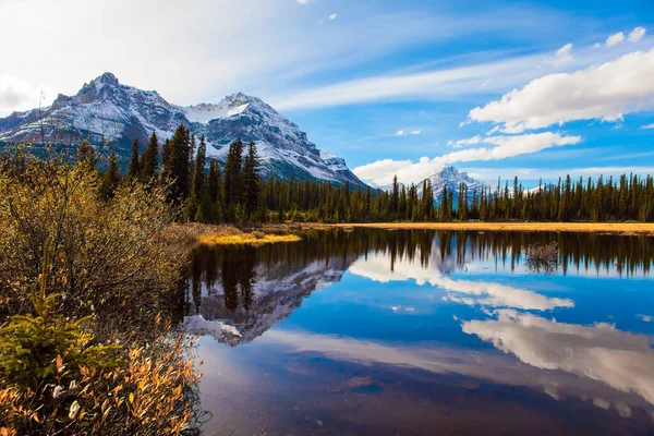 Bergen Bossen Meren Rockies Canada Wolken Weerspiegeld Het Gladde Water — Stockfoto