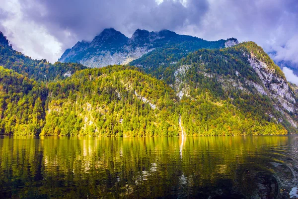 Skvělá Plavba Lodí Jezeře Koenigssee Nejčistším Jezeře Německu Jezero Obklopeno — Stock fotografie