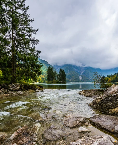 来自迪普雷迪尔湖的瀑布 寒冷的秋天在阿尔卑斯山里 湖心的小岛长满了松树 环境和摄影旅游的概念 — 图库照片