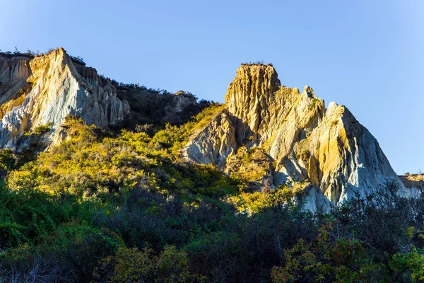 Gün Batımında Sivri Uçlu Yüksek Beyaz Clay Kayalıkları Sıcak Güneşli — Stok fotoğraf