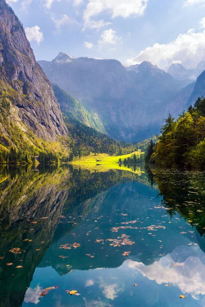  Dağların yamaçları göl suyuna yansıyor. Mountain Koenigssee Gölü - kuzey doğanın büyülü güzelliği. Aktif, ekolojik ve fototürizm kavramı