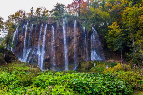 플리트비체 공원에서 아름다운 폭포입니다 마법의 나라인 크로아티아로 여행하 생태적 활동적 — 스톡 사진