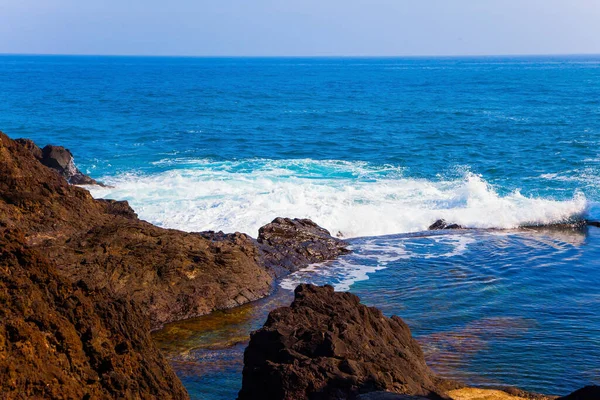 大西洋岸の石や岩 紺碧の水で穏やかな湾 マデイラ島の火山島 生態観光の概念 — ストック写真