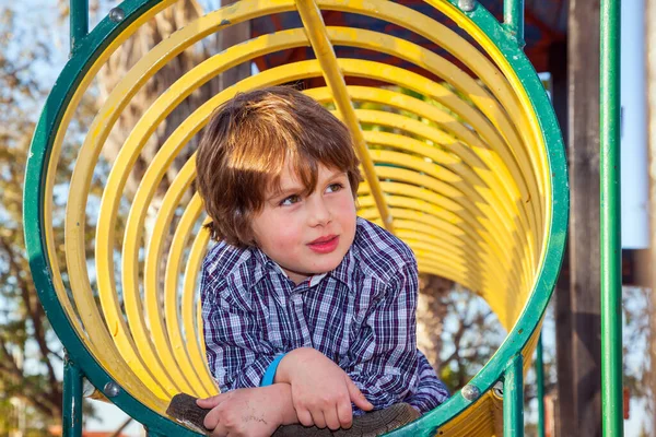 Charmante Jongen Een Geruit Cowboyshirt Kruipt Langs Buisvormige Gang Kinderspeelplaats — Stockfoto