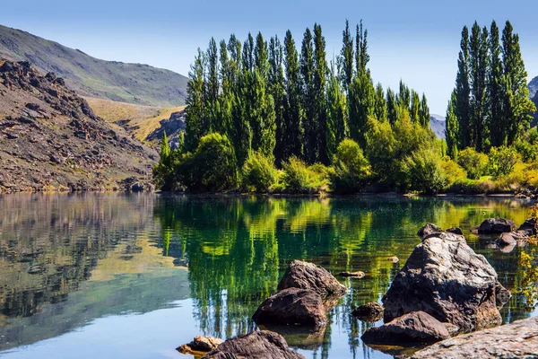 Lugar Ideal Para Picnic Callejón Cipreses Rocas Basalto Reflejadas Lago — Foto de Stock